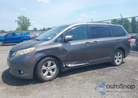 2012 Toyota Sienna Le V6 8 Passenger z USA, uszkodzony, nr VIN 5TDKK3DC9CS252274